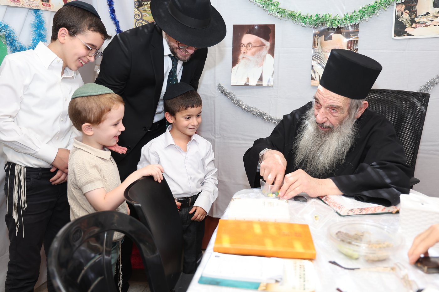 מעמד הקבלת פני רבו בסוכת הצדיק רבי ניסים בן שמעון שליט"א, בהשתתפות רבני ומנהלי 2000 (צילום: נועם אליהו)