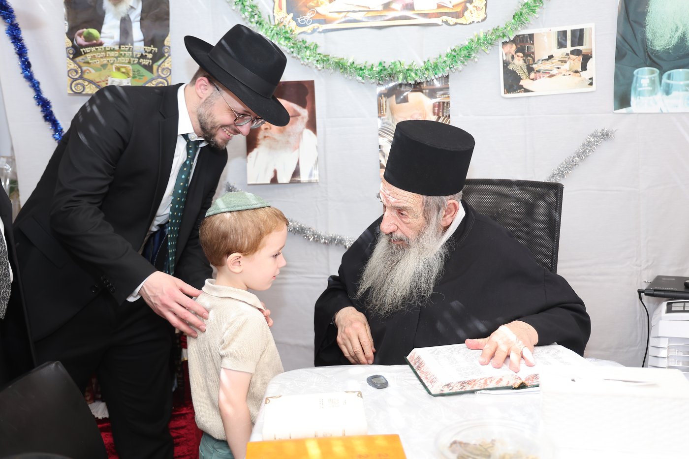מעמד הקבלת פני רבו בסוכת הצדיק רבי ניסים בן שמעון שליט"א, בהשתתפות רבני ומנהלי 2000 (צילום: נועם אליהו)