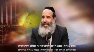 חנוכה מגיעה אלינו מתוך החושך. צפו ברב בסרטון לכבוד החג