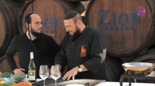 פורים: השף הרב מאיר בראל והזמר אסף הרוש עורכים את שולחן החג