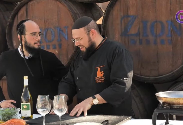 פורים: השף הרב מאיר בראל והזמר אסף הרוש עורכים את שולחן החג