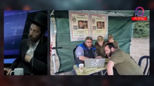 הרב משה בן לולו באולפן עם אביו של הילד מוישי קלינרמן