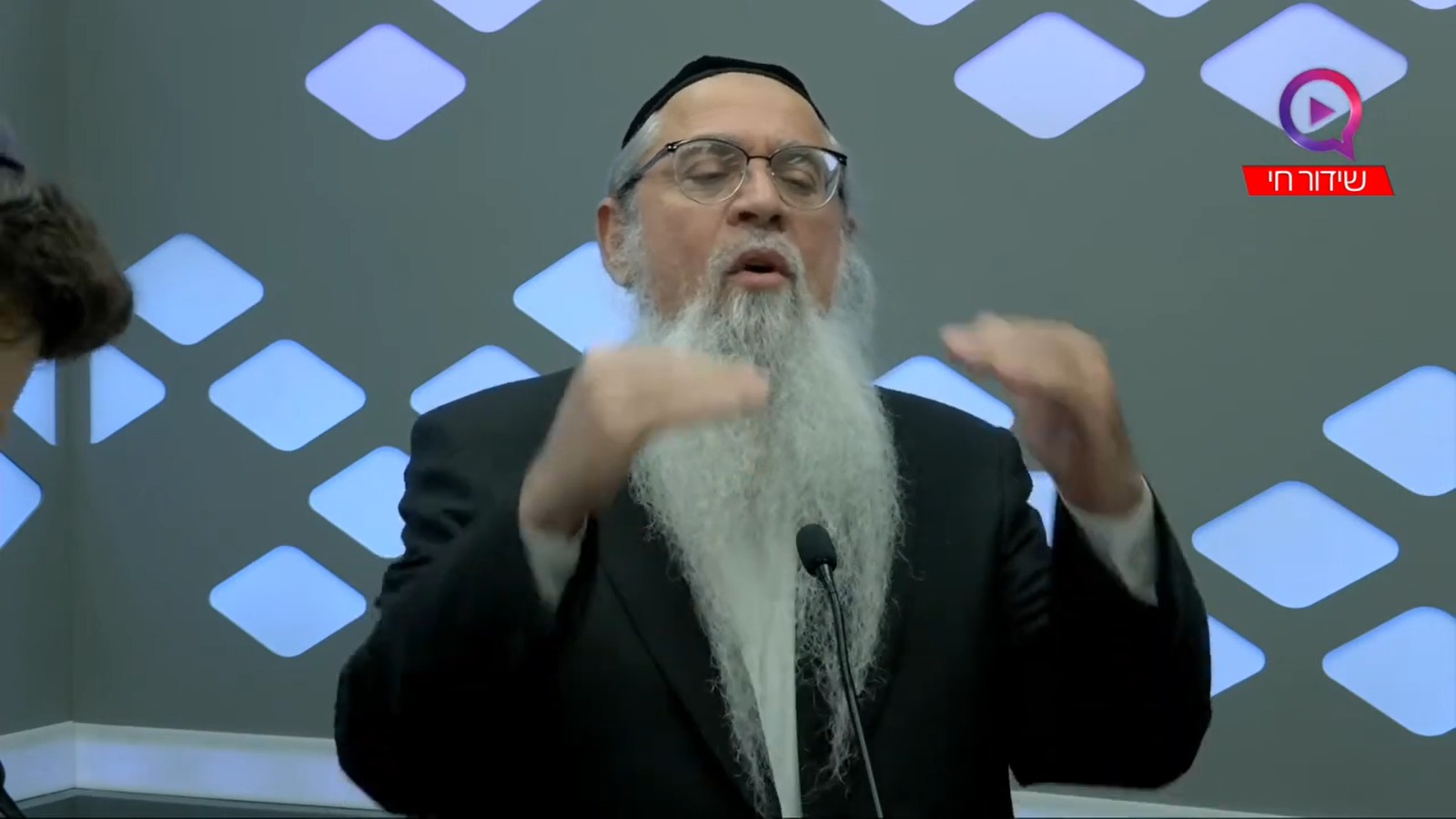 המקובל הרב יוסף ביטון באולפן: דרמה פוליטית!