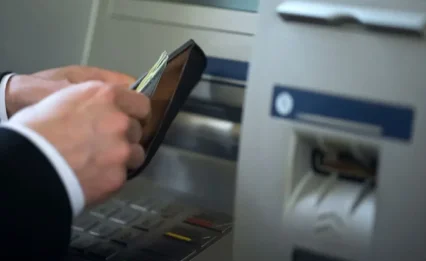 על מלא: מצא 128 אלף דולר על הכספומט, וזה מה שעשה