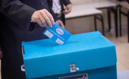 ישראל בוחרת: הקלפיות נפתחו, והקרב על המנדטים מתחיל