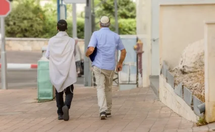 מפרנסה ועד שמירה מעין הרע: 10 סגולות בהסתכלות בציצית