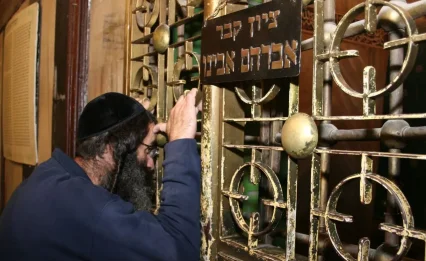 אברהם אבינו עמד בעשרה ניסיונות, וזה המסר אלינו