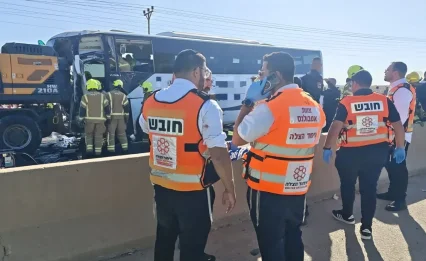 אסון בכביש 25: נהג אוטובוס נהרג, 23 נוסעות נפצעו