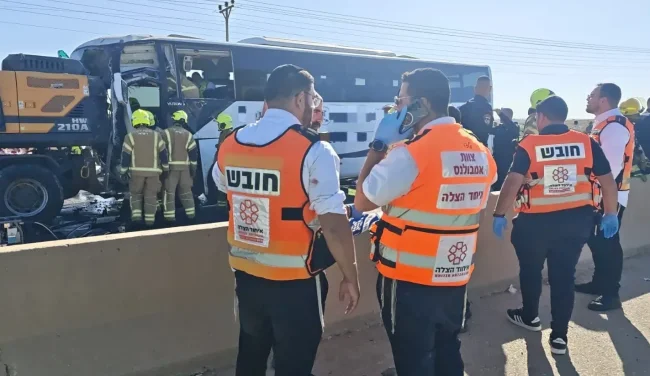 אסון בכביש 25: נהג אוטובוס נהרג, 23 נוסעות נפצעו
