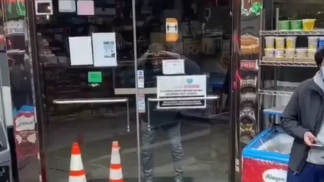 מדוע בעל המסעדה ביקש מההומלס להיכנס פנימה?