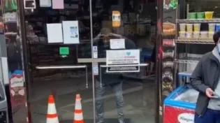 מדוע בעל המסעדה ביקש מההומלס להיכנס פנימה?