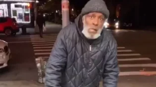 מרגש: מה עשה בעל החנות כשראה את ההמולס מחפש אוכל בפח?