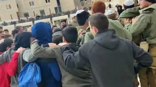 שמחה שלמה בכותל: התקבצות מזרמים שונים בשביל לשמוח באדר