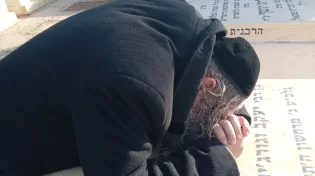 "קרויים חיים": הרב ארוש פקד את ציונו של מרן הרב עובדיה