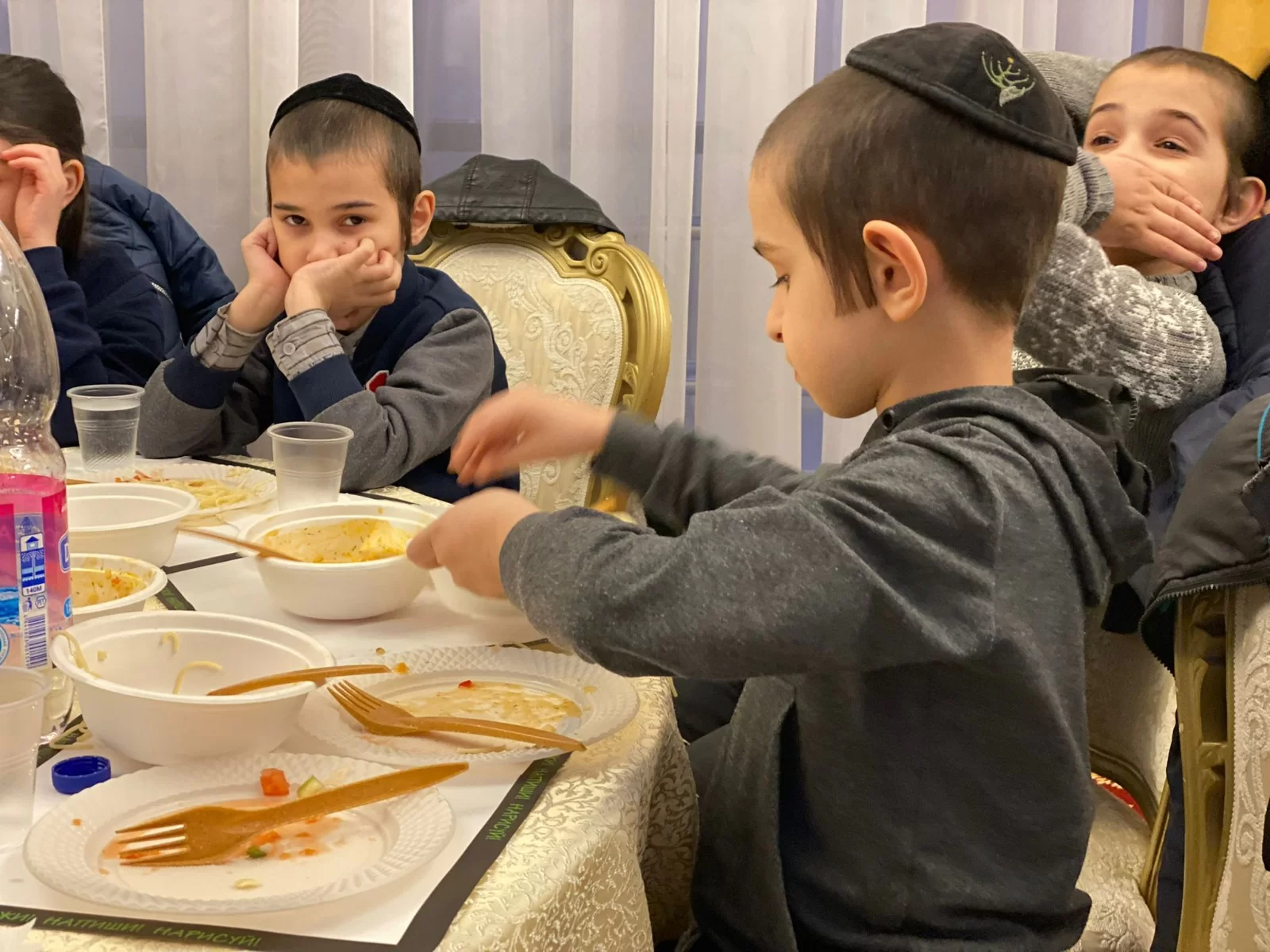 באישון ליל: הילדים מבית היתומים באודסה הגיעו לקהילה היהודית