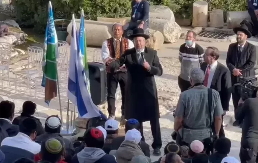 הרב הראשי ביקר את מאות בני המנשה: "אני מתרגש לראות אתכם" הרב הראשי ביקר את מאות בני המנשה: "אני מתרגש לראות אתכם"