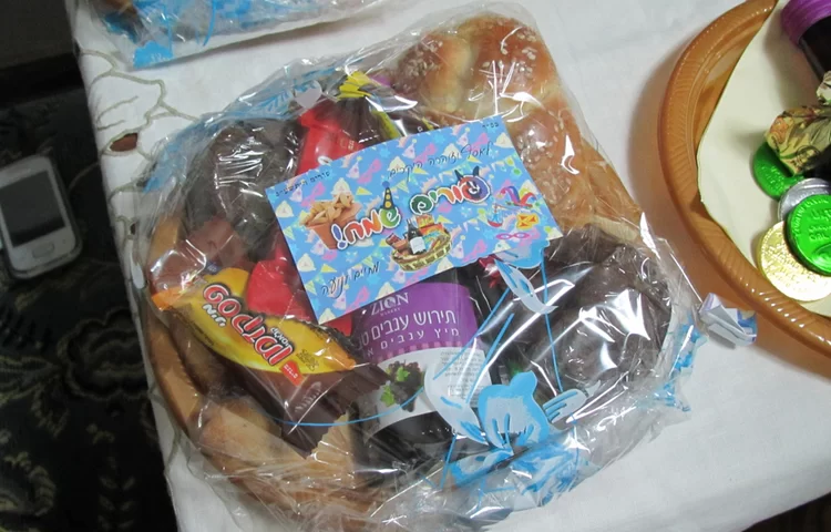 למה שולחים משלוח מנות בפורים? למי נותנים משלוח מנות? לשכנים? למה שולחים משלוח מנות בפורים? למי נותנים משלוח מנות? לשכנים?