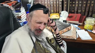 הרב דב קוק בכתיבת אות אחרונה בספר תורה סמוך לקברי האמוראים
