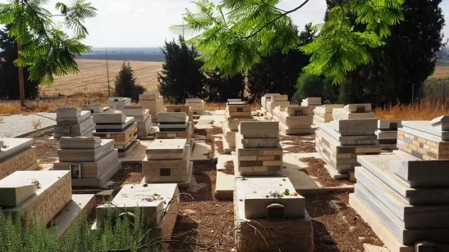 "נר ה' נשמת אדם": הזוי: הגיע לשטוף את המצבה וזה מה שגילה...