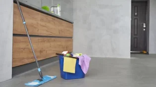 האם מותר לשטוף את הבית בשבת לפי ההלכה?
