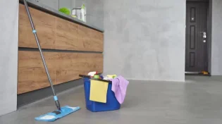 האם מותר לשטוף את הבית בשבת לפי ההלכה?