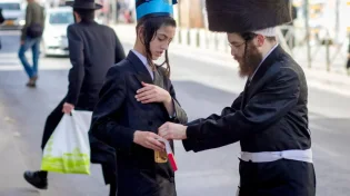 האם מותר להתחפש לאישה בפורים?