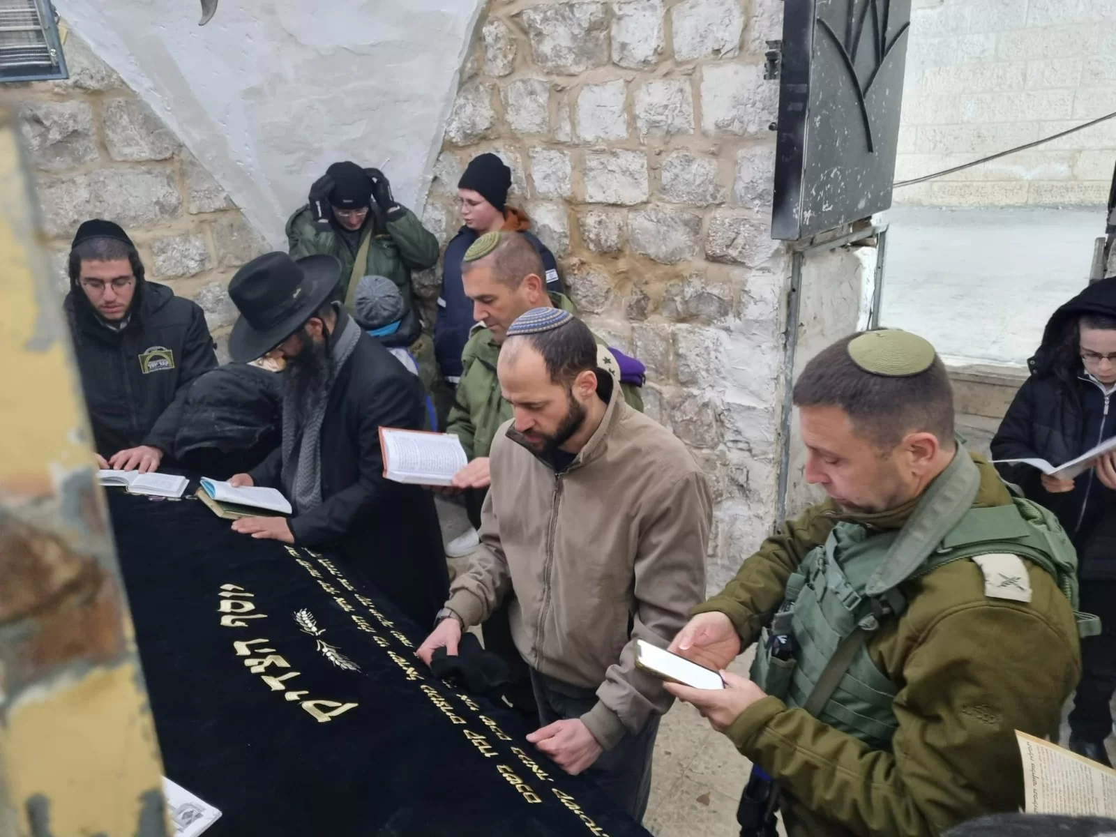 לרגל תענית אסתר: מעל 2000 מתפללים הלילה בקבר יוסף