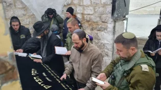 לרגל תענית אסתר: מעל 2000 מתפללים הלילה בקבר יוסף