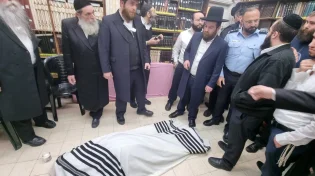 האם צריך לקרוע את החולצה על הרב חיים קנייבסקי זצוק"ל?