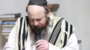 המקובל הרב יעקב עדס בתפילה מיוחדת סמוך לגר"ח קנייבסקי זצ"ל