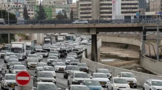"פקקים בגלל החרדים": צפו בתגובתו המפתיעה של הבחור הצעיר