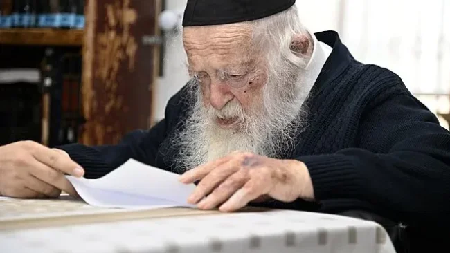 מיטות ישנות ומזרנים שקועים: הצצה לביתו של שר התורה