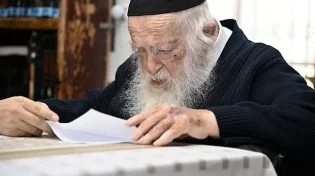 מיטות ישנות ומזרנים שקועים: הצצה לביתו של שר התורה