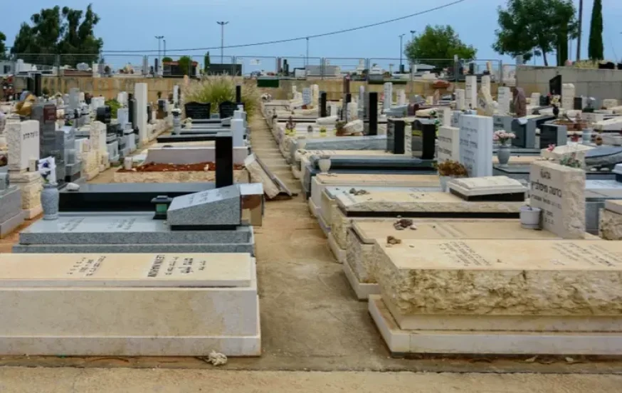 האם מותר לשים תמונה על מצבה? איסור תמונה על מצבה
