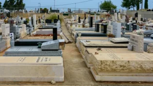 האם מותר לשים תמונה על מצבה?