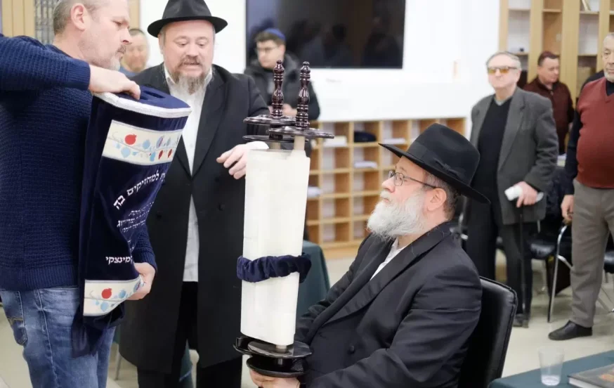 בצל הלחימה: בעיר הולדתו של זלנסקי חגגו בהכנסת ספר תורה בצל הלחימה: בעיר הולדתו של זלנסקי חגגו בהכנסת ספר תורה