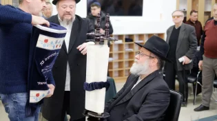 בצל הלחימה: בעיר הולדתו של זלנסקי חגגו בהכנסת ספר תורה