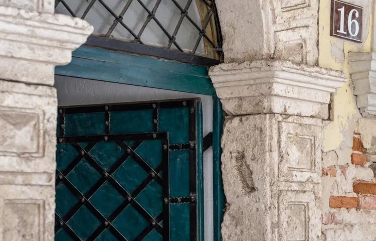 האם צריך מניין לקביעת מזוזה: קביעת מזוזה בבית חדש ספרדים האם צריך מניין לקביעת מזוזה: קביעת מזוזה בבית חדש ספרדים