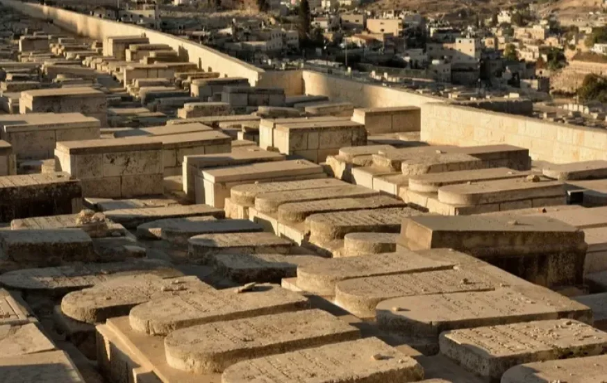 האם מותר לכתוב תאריך לועזי על מצבה? האם מותר לכתוב תאריך לועזי על מצבה?