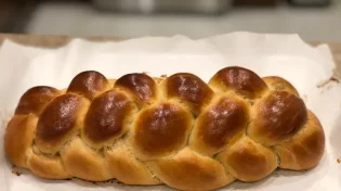 מברכים המוציא בליל שבת? בואו לבדוק האם מותר להעביר מיד ליד