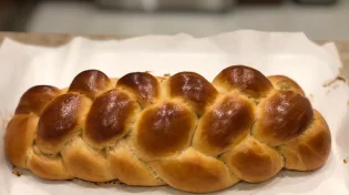 מברכים המוציא בליל שבת? בואו לבדוק האם מותר להעביר מיד ליד