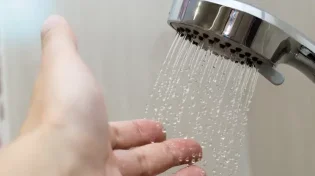 האם מותר להתקלח במים חמים בשבת?