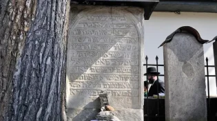 באיזו שפה מותר לכתוב על מצבה?