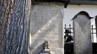באיזו שפה מותר לכתוב על מצבה?
