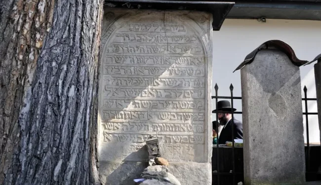 באיזו שפה מותר לכתוב על מצבה?