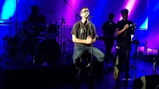 אמן על הילדים: הזמר הישראלי חנן בן ארי נצפה מתפלל