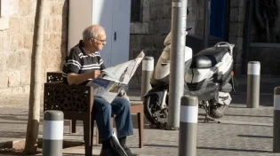 קראו בעיון: האם מותר לקרוא עיתון בשבת?