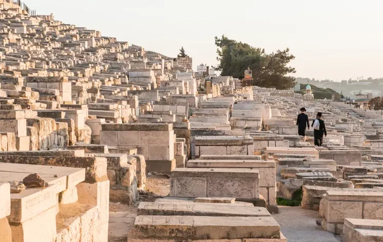 האם מותר לעלות לקבר בחודש ניסן? לעלות לקברי צדיקים חודש ניסן האם מותר לעלות לקבר בחודש ניסן? לעלות לקברי צדיקים חודש ניסן