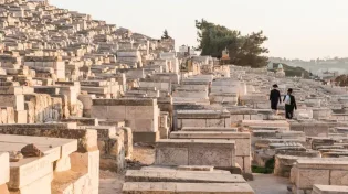 עתידין להיגאל: עלייה לקברי צדיקים מותרת בניסן?