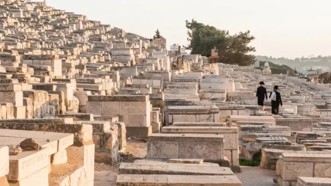 עתידין להיגאל: עלייה לקברי צדיקים מותרת בניסן?